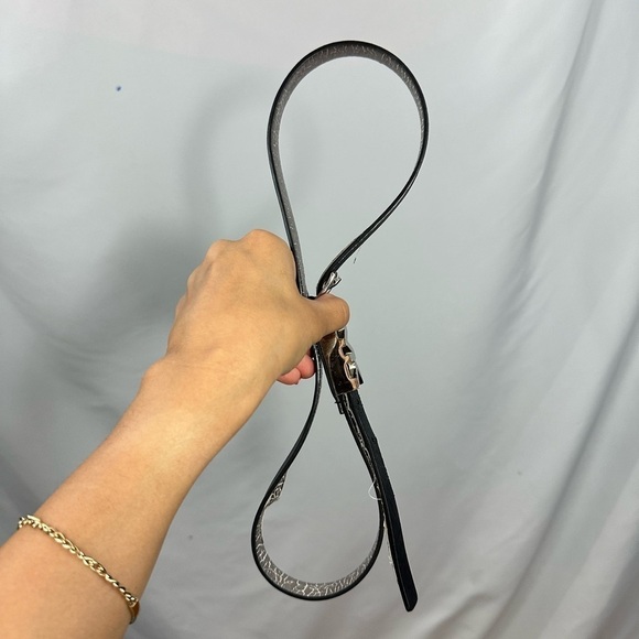 Michael Michael Kors black skinny belt with silver logo buckle size M - Picture 2 of 6